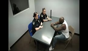 L'interrogatorio con due poliziotte arrapate