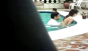 Sesso pazzo nella piscina dell'hotel