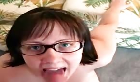 La moglie grassoccia succhia come una porno star