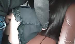 Una sveltina in macchina con un bastone dai capelli neri
