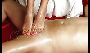 Una signora oliata massaggia il cazzo con i piedi