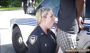 Una poliziotta sta tirando un cazzo all'aria aperta