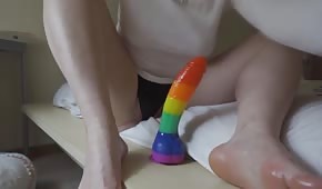 L'amatore masturba un cazzo arcobaleno