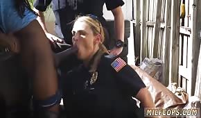 Le poliziotte stanno tirando un cazzo nero