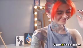 Una ragazza tatuata fa uno spettacolo sexy