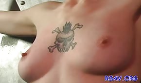 Un tatuaggio tra le tette di un feroce concorrente