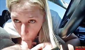 Bella ragazza succhia il cazzo in macchina