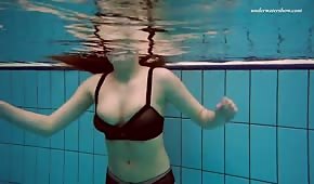 La divertente ragazza ceca Vesta nuota nuda ed arrapata
